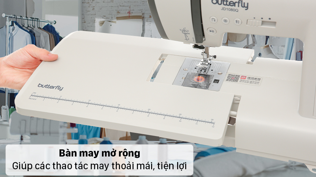 Máy có trang bị sẵn bàn mở rộng giúp thao tác dễ dàng hơn khi may